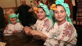 Коледни ателиета помагат на деца да творят заедно 