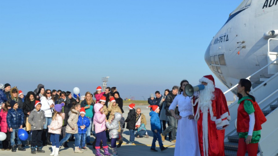 Дядо Коледа кацна със самолет на летището в Бургас | StandartNews.com