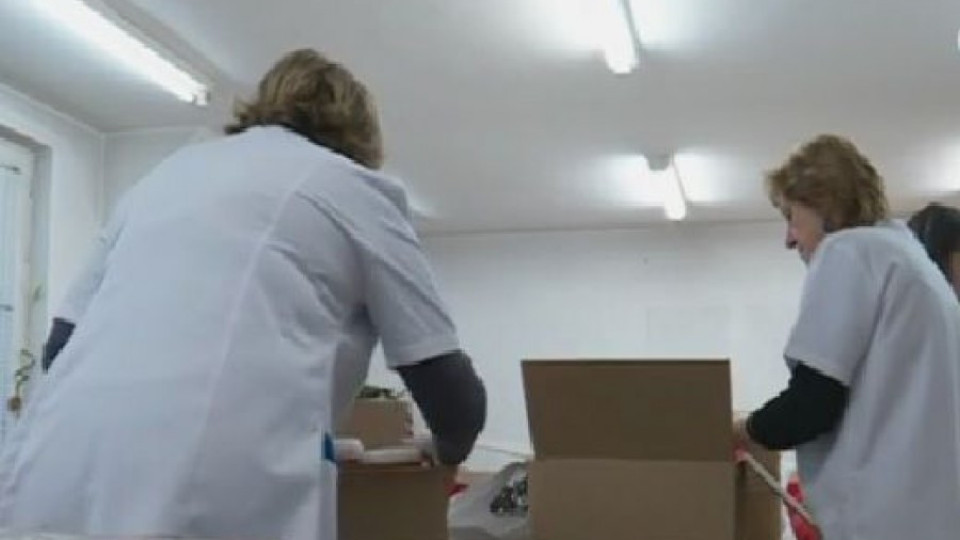 Лекари напълниха две линейки с подаръци от личните си заплати | StandartNews.com
