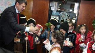 Коледари на гости на кмета на Ардино Ресми Мурад
