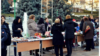 Коледен базар в Сандански подкрепя деца в нужда