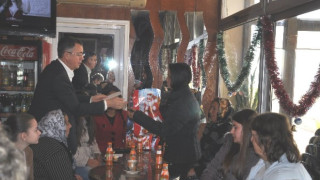 Преди Коледа кметът на Кърджали Хасан Азис дари девет кръгли сираци 