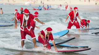 Сърфисти, облечени като Дядо Коледа, празнуват (ВИДЕО)