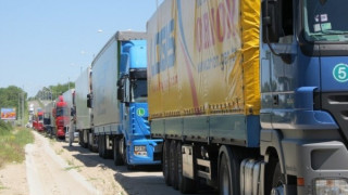 МВР: Ограничено движение на камионите утре 