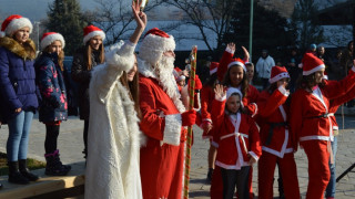 Коледно хоро с Вълшебния старец, Снежанка и джудежатата