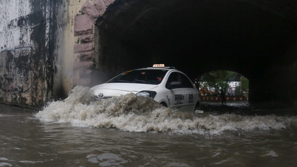 Проливни дъждове прогониха 150 000 души от домовете им  | StandartNews.com