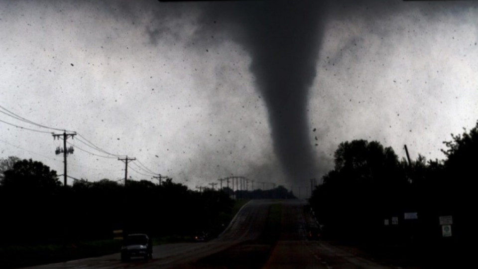 Най-малко 11 души загинаха при торнада в Тексас | StandartNews.com