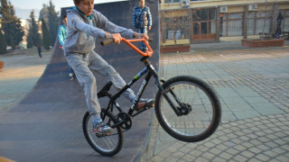 Деца се радват на рампа за колела в Симитли