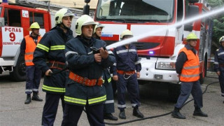 Около 200 души участват в гасенето на пожара край Златоград
