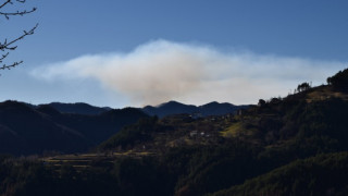 Военни се включиха в потушаването на пожара в Родопите