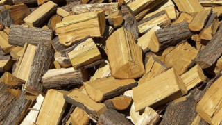 Горенето на сухи дърва намалява мръсния въздух с над 40%