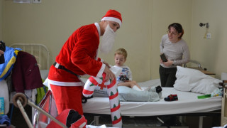 БЧК зарадва болни деца за празниците