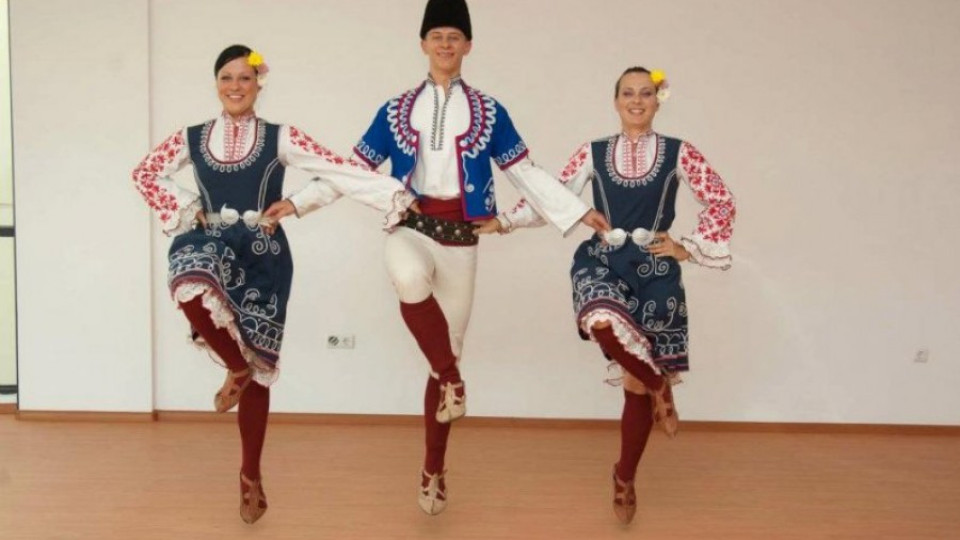 С кръшни хора и наздравици посрещат Новата 2016 г. в Добруджа | StandartNews.com