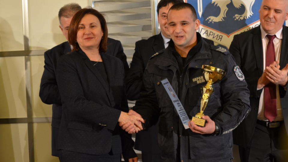 Униформен от Асеновград стана "Полицай на годината" | StandartNews.com