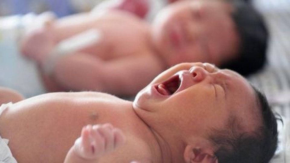 Раждаемостта у нас намалява драстично | StandartNews.com