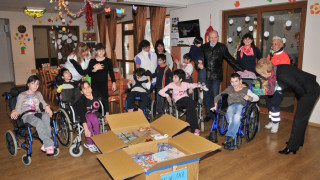 Баронеса от Германия зарадва с подаръци 70 деца в Монтана