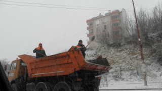 180 машини обработват пътищата в София