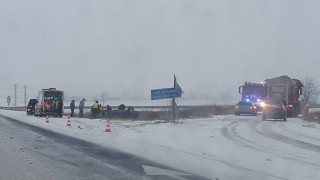 Поледица обръща коли - вижте къде