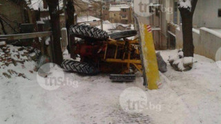 Снегорин се катурна в Пловдив, запуши улица