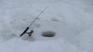Тънкият лед проваля риболова в Русия