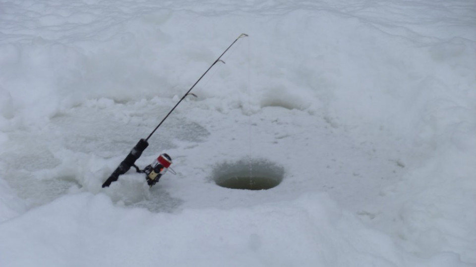 Тънкият лед проваля риболова в Русия | StandartNews.com