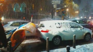 Снегорин чисти снега заедно с колите в столицата