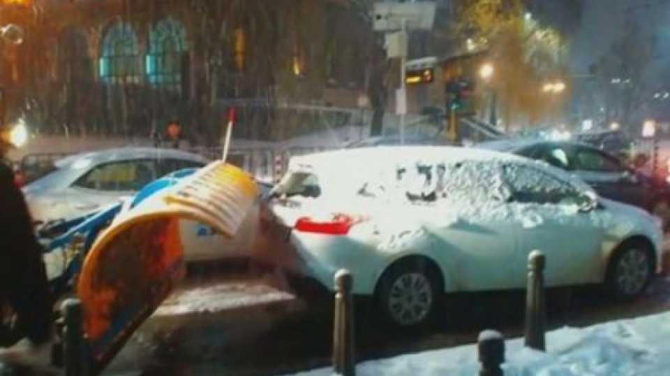 Снегорин чисти снега заедно с колите в столицата | StandartNews.com