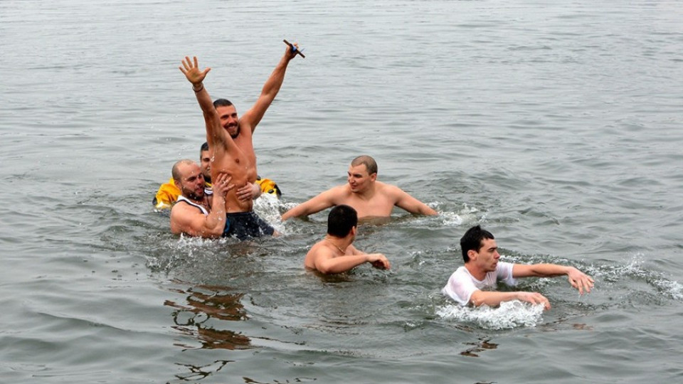 26-годишен спортист извади Богоявленския кръст от Арда | StandartNews.com