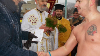 22-годишен пръв стигна до кръста в морето в Балчик
