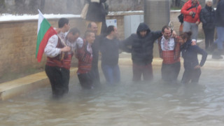 Тийнейджър извади кръста от минералната вода в Хасковските Бани