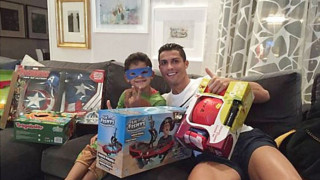 Роналдо отрупа сина си с подаръци