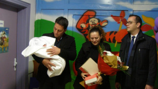 Навръх именния си ден кметът на Добрич ориса първото за годината бебе