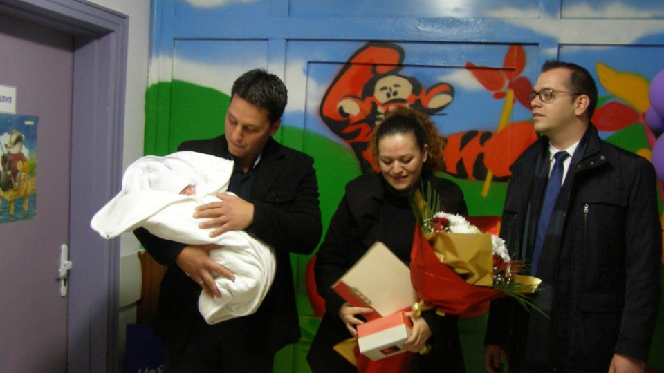 Навръх именния си ден кметът на Добрич ориса първото за годината бебе | StandartNews.com