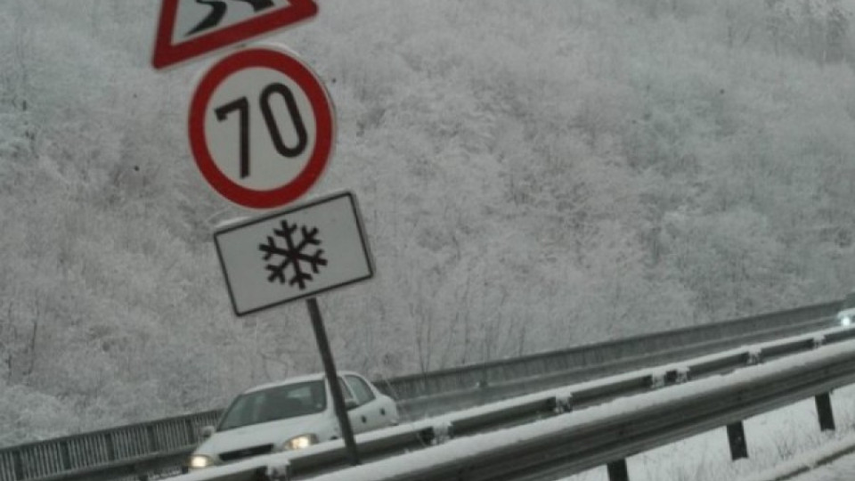 Предупреждават за леден дъжд по АМ "Люлин" | StandartNews.com