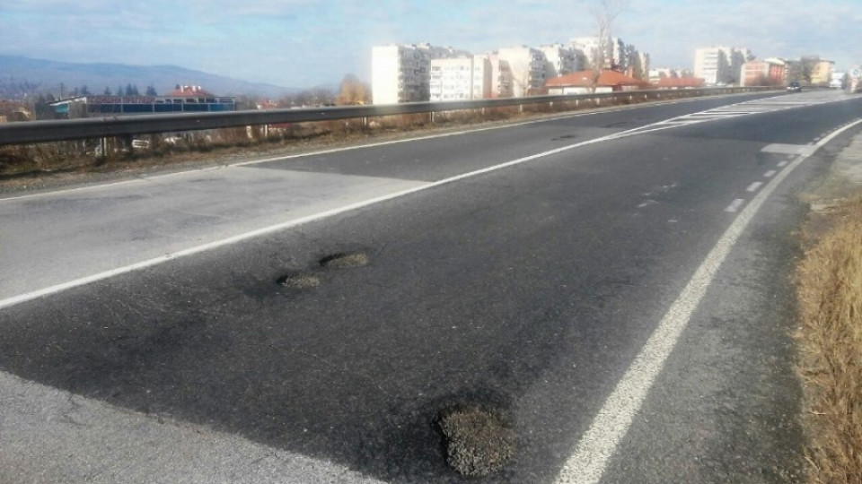 Кърпят спешно дупки по главен път Е-79 | StandartNews.com