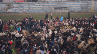 Над 4000 кукери дрънкат чанове до тъмно пред кметство