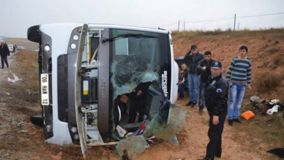 Автобус с бежанци се обърна в Турция, има загинали | StandartNews.com