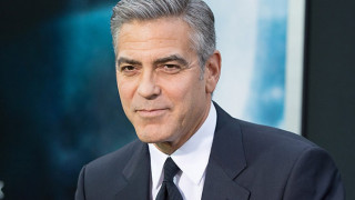Джордж Клуни  помага на бежанци