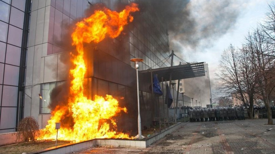 Пожар в сградата на кабинета на Косово след протест | StandartNews.com