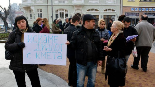 Музиканти и танцьори излязоха на протест в Сливен