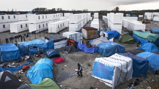 В Кале настаниха мигранти в контейнери 