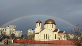 Вятърът в столицата вдигна ламарини и счупи клони