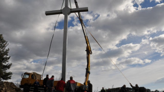 Десетметров метален кръст бе издигнат над зоната за отдих Главатарци до язовир "Кърджали"