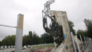 Решено: Събарят паметника пред НДК 