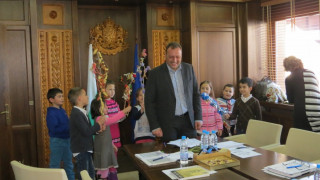 Хлапета пак сурвакаха кмета на Банско