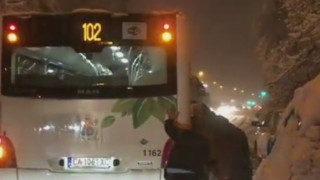 Граждани бутат автобус 102, закъсал в софийските преспи (ВИДЕО)