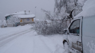 Бедствие в Рудозем, дъждът отнася автомобили