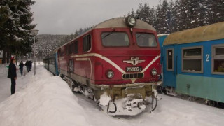 Влакът Варна-София замръзна, пътниците не знаят кога ще тръгне
