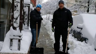 Цветанов дава личен пример и изрина снега пред блока