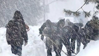Сняг и вода заляха България, евакуират хора